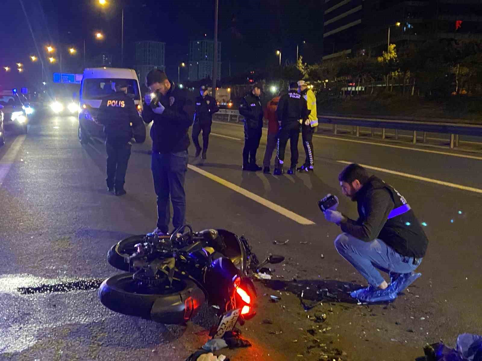 Esenler Tem Otoyolunda Feci Kaza... Motosiklet Asfalt Yenileme Aracına Çarptı: 1 Ölü