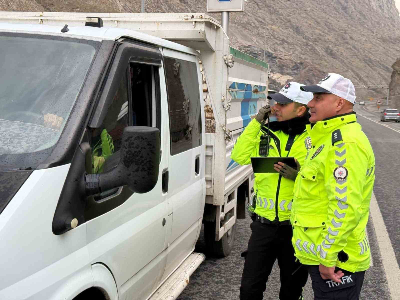 Hakkaride Radarla Hız Kontrol Uygulaması Yapıldı