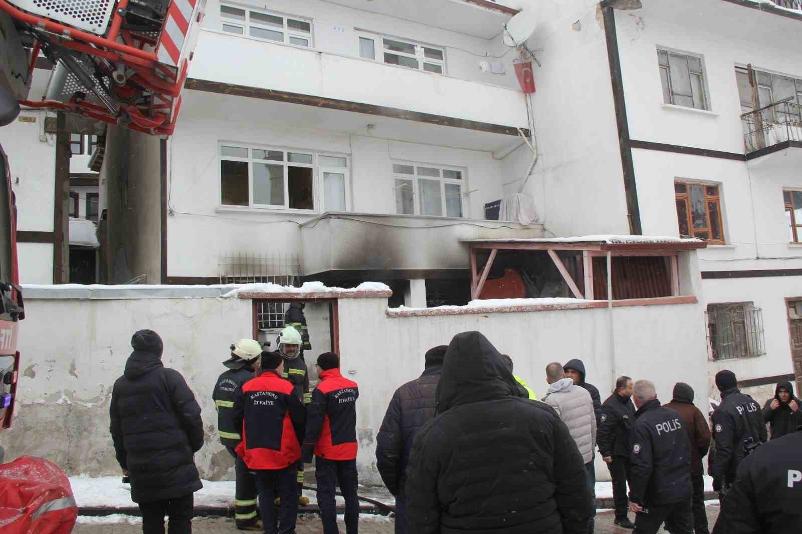 12 Yaşındaki Çocuğun Dikkati Faciayı Önledi, Çıkan Yangında 2 Kişi Dumandan Etkilendi