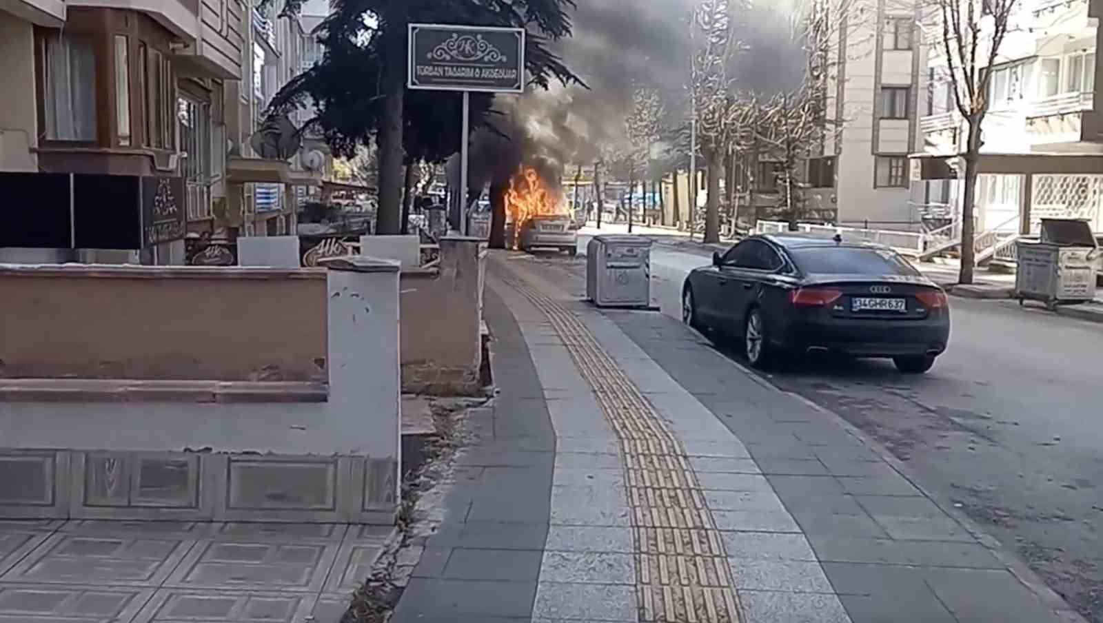 3 Ay Önce Yapamadığını Şimdi Yaptı: Aracını Ve Evini Ateşe Vererek İntihar Etti