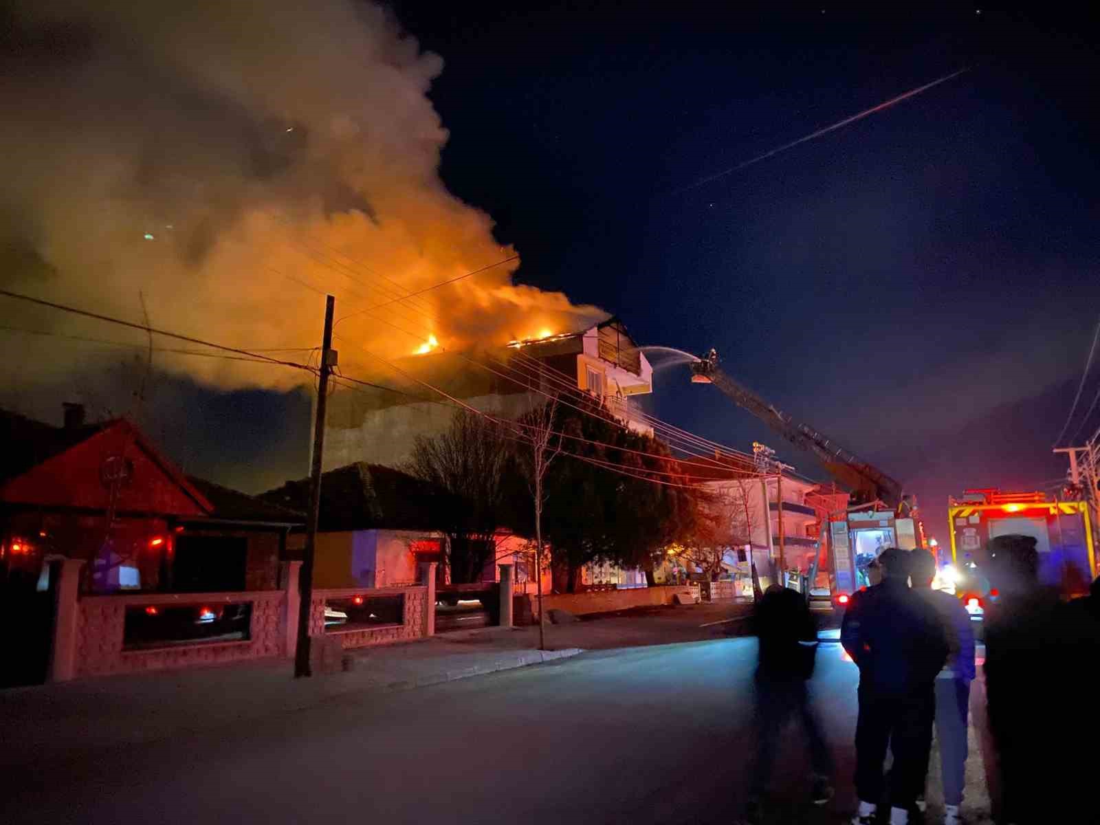 4 Katlı Binadan Yükselen Alevler Geceyi Aydınlattı