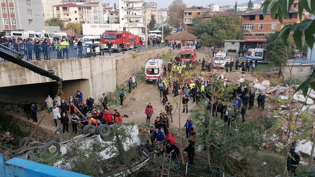 4Ü Öğrenci 5 Kişiyi Ölüme Götüren Servis Kazasında Sanıklara Ceza Yağdı