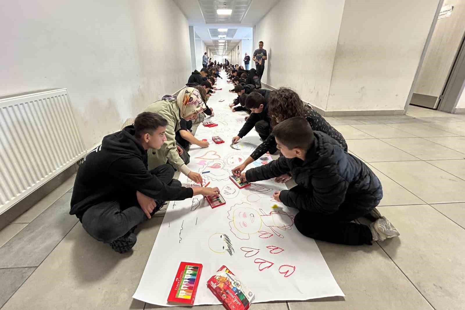 700 Öğrenci ‘Sevgiyi Çiziyorum Temasıyla Öğretmenlerine Olan Duygularını Resmetti