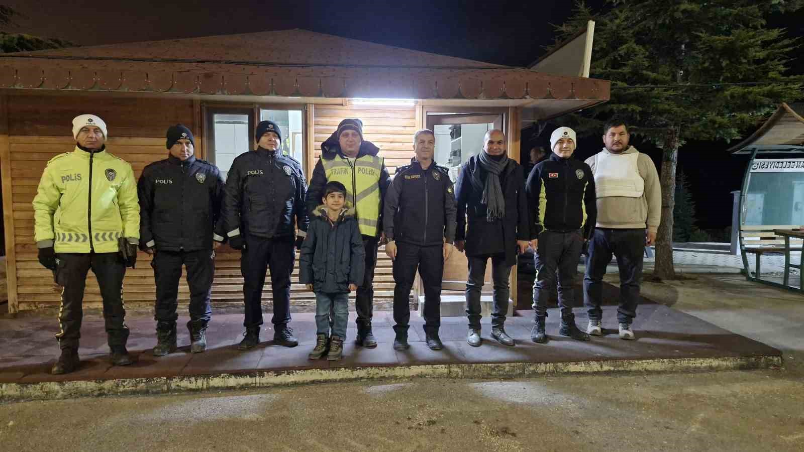 9 Yaşındaki Yaman, 3 Yıldır Yılbaşında Polislere Çikolata Dağıtıyor