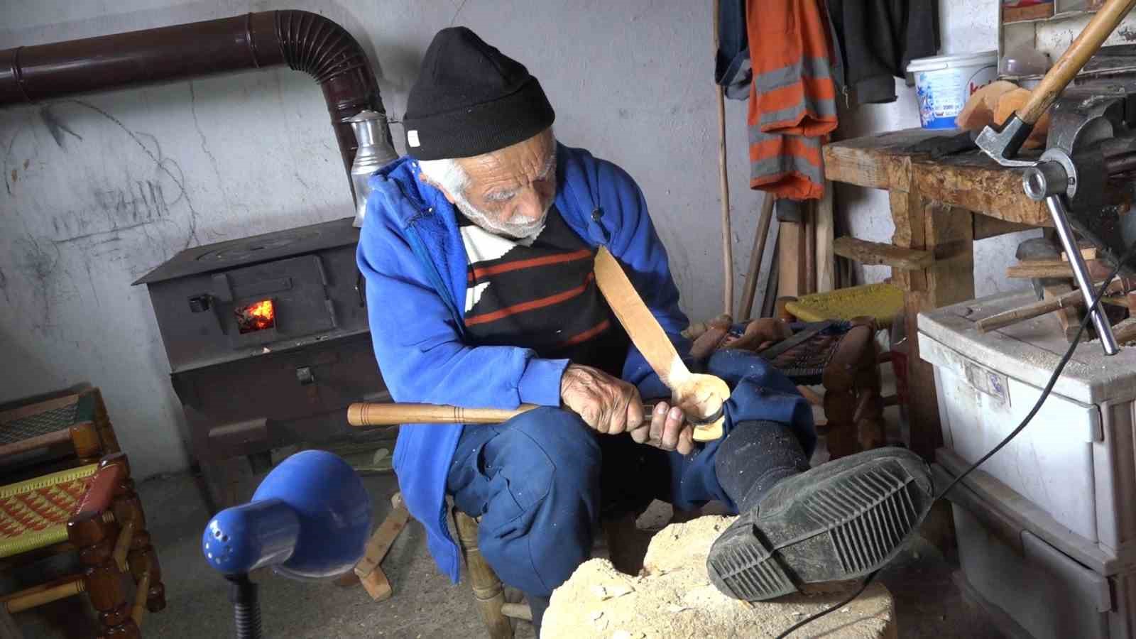 91 Yaşındaki Kaşık Ustası Unutulmaya Yüz Tutmuş Mesleğini Sürdürüyor