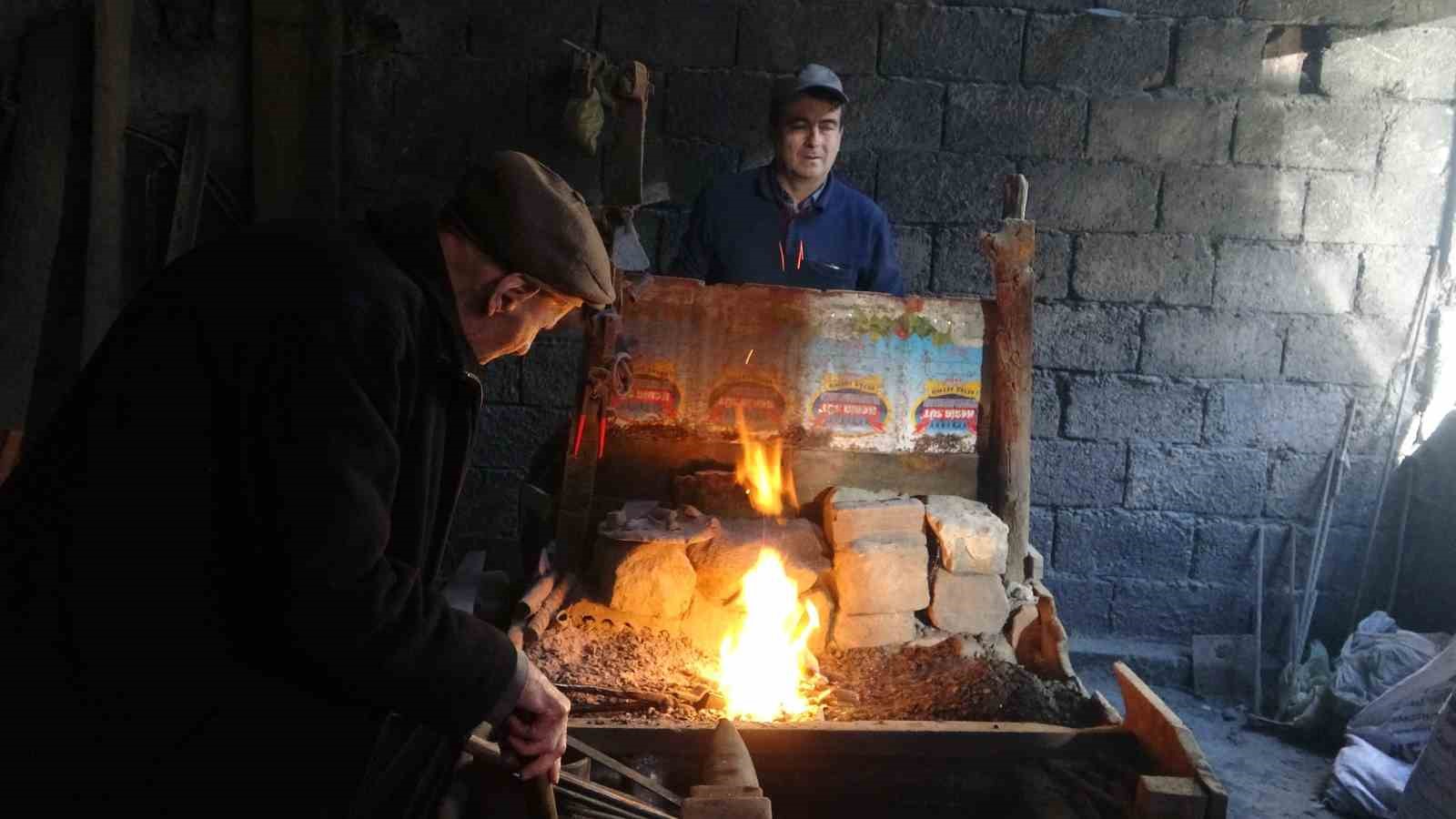 95 Yaşındaki Demirci Ustası Mustafa Dede Yaşıtlarına Taş Çıkartıyor