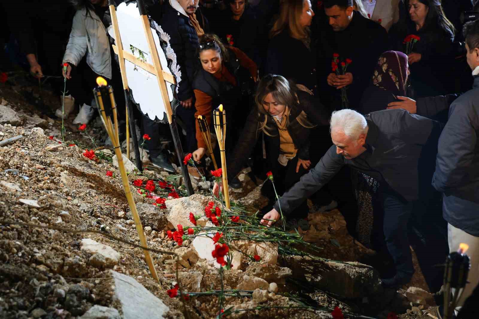 Adanada Depremde Hayatını Kaybedenler Gözyaşlarıyla Anıldı