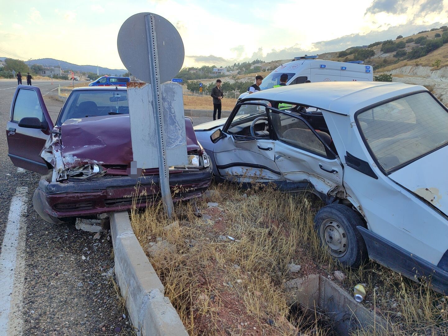 Adıyamanda İki Otomobil Çarpıştı: 4 Yaralı