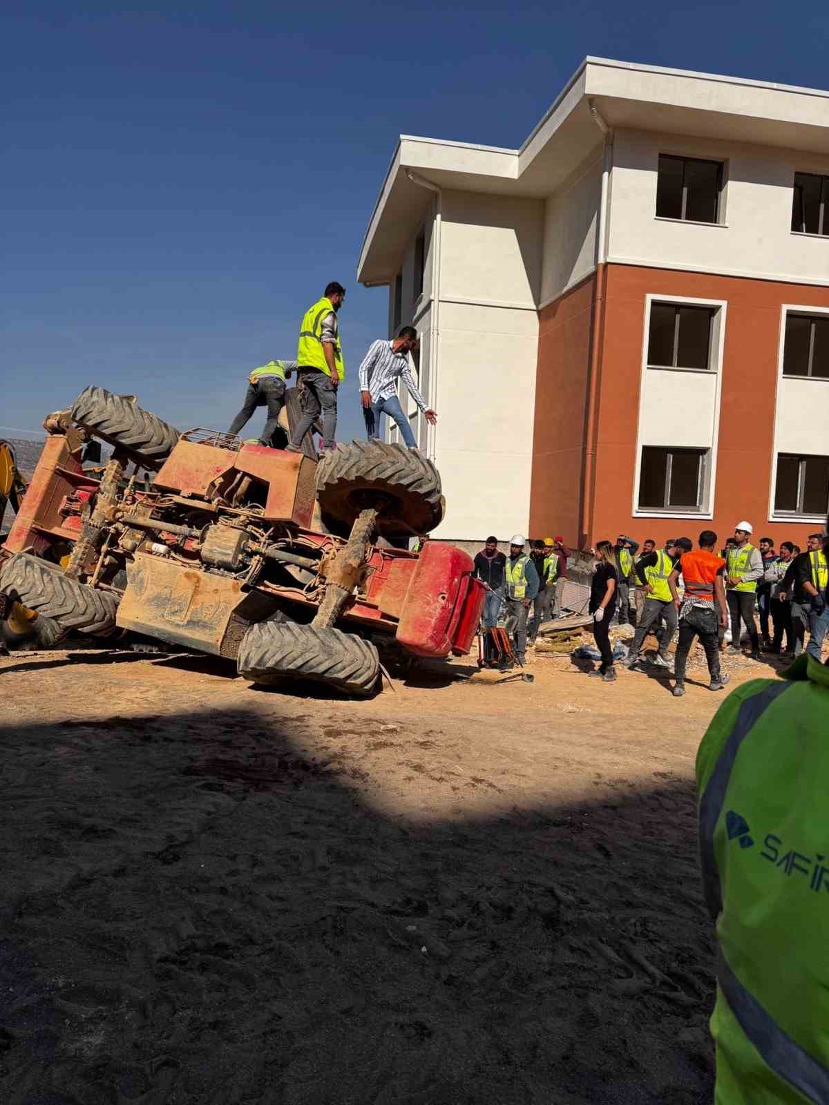 Adıyamanda İş Makinesi Devrildi: 1 Yaralı