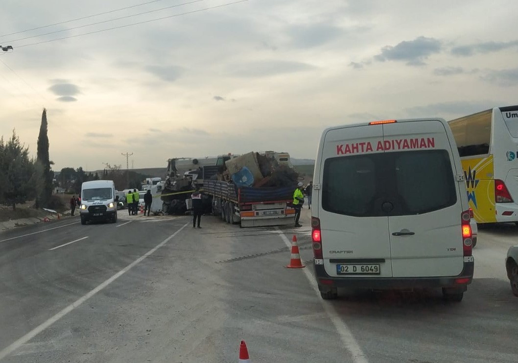 Adıyamanda Tır İle Vinç Çarpıştı: 2 Yaralı