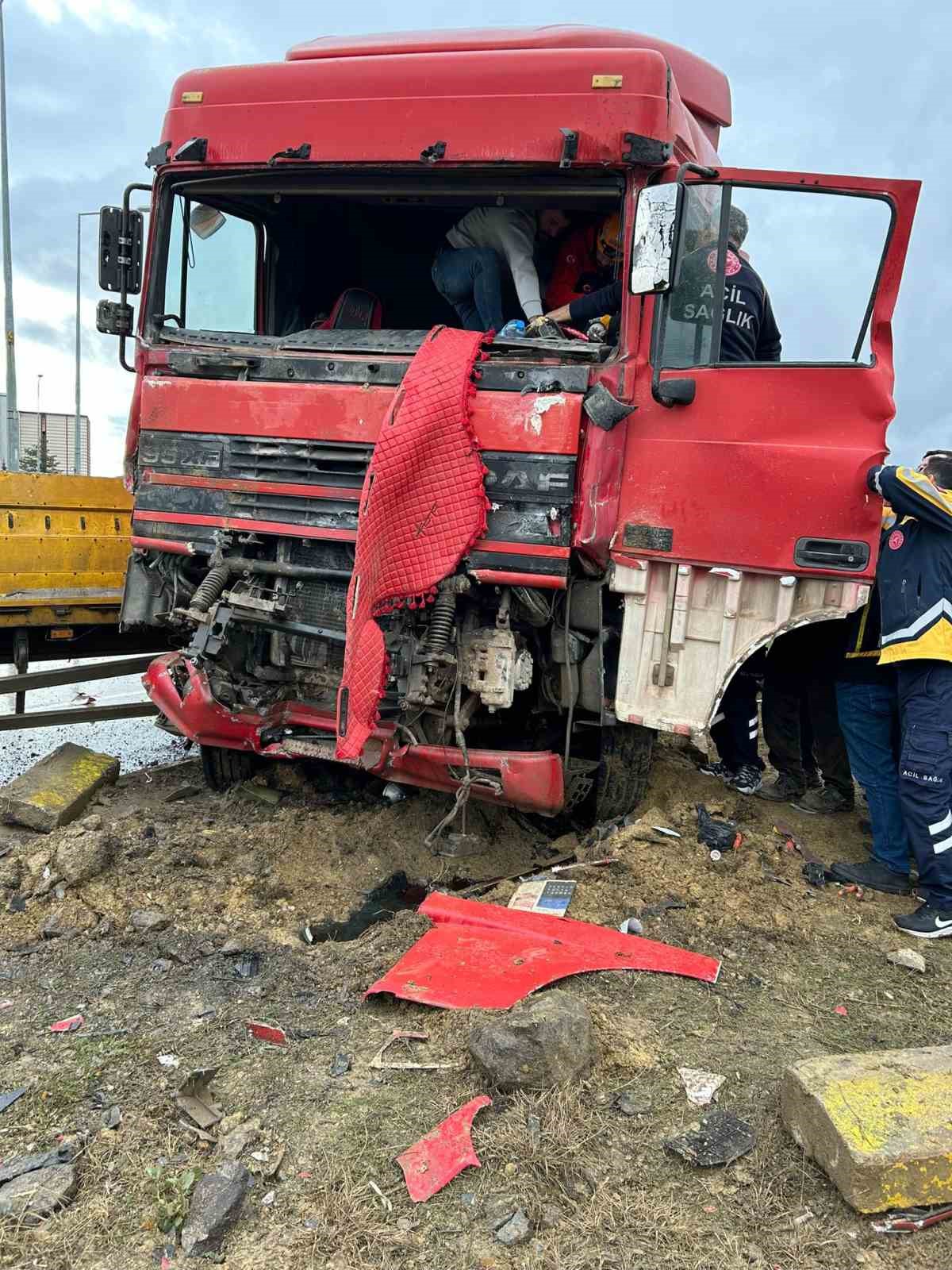 Afyonkarahisarda Tır İle Kamyon Çarpıştı: 1 Ölü, 1 Yaralı