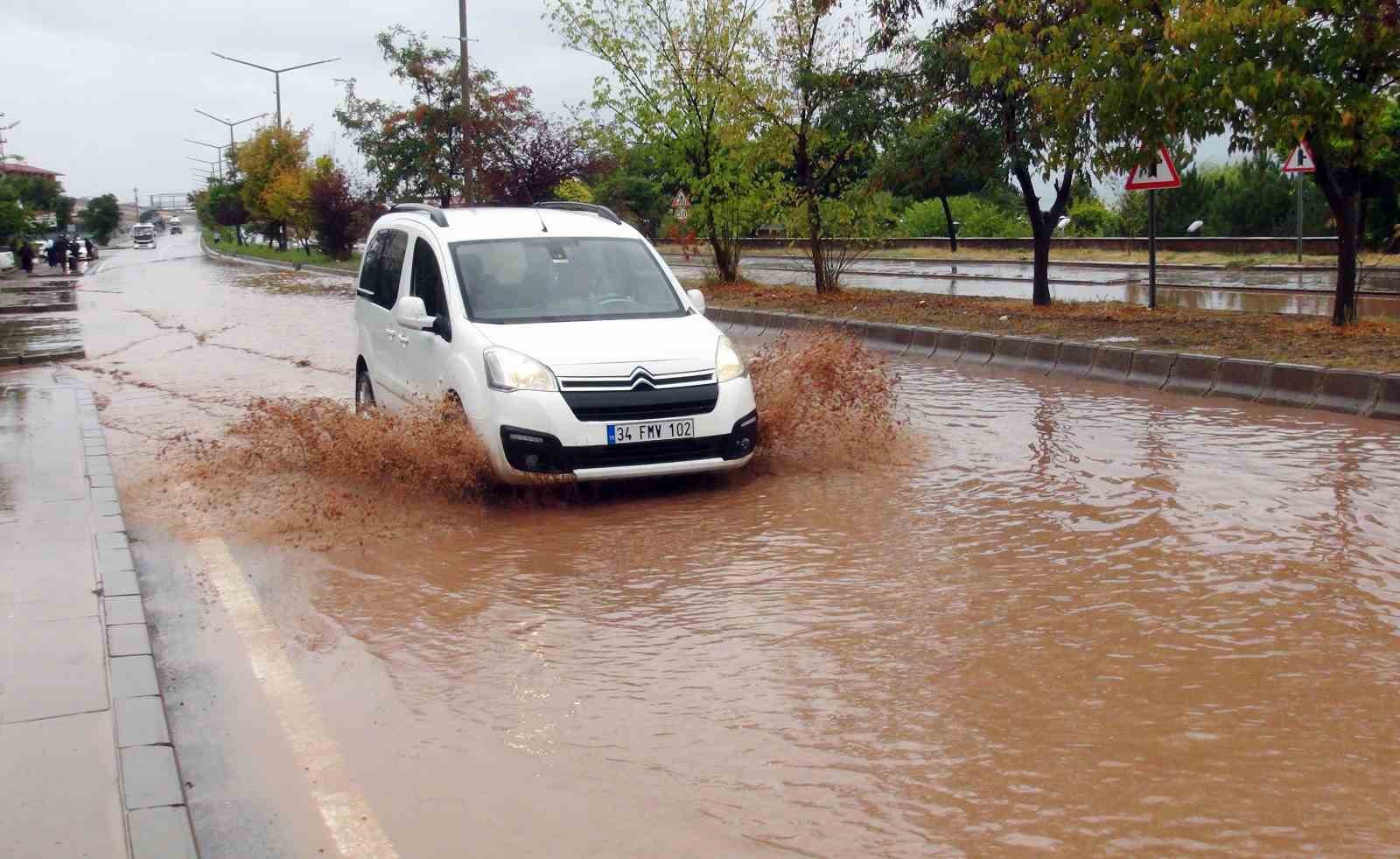 Ahlatta Şiddetli Yağış Sel Ve Taşkınlara Neden Oldu