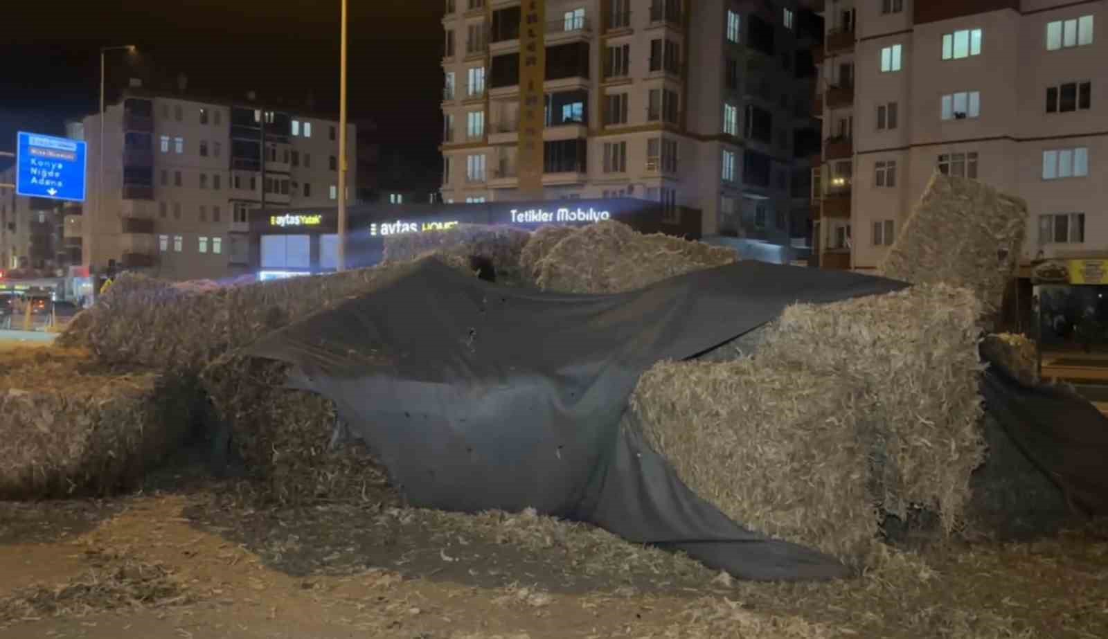 Aksarayda Tırdaki Saman Balyaları Yola Savruldu