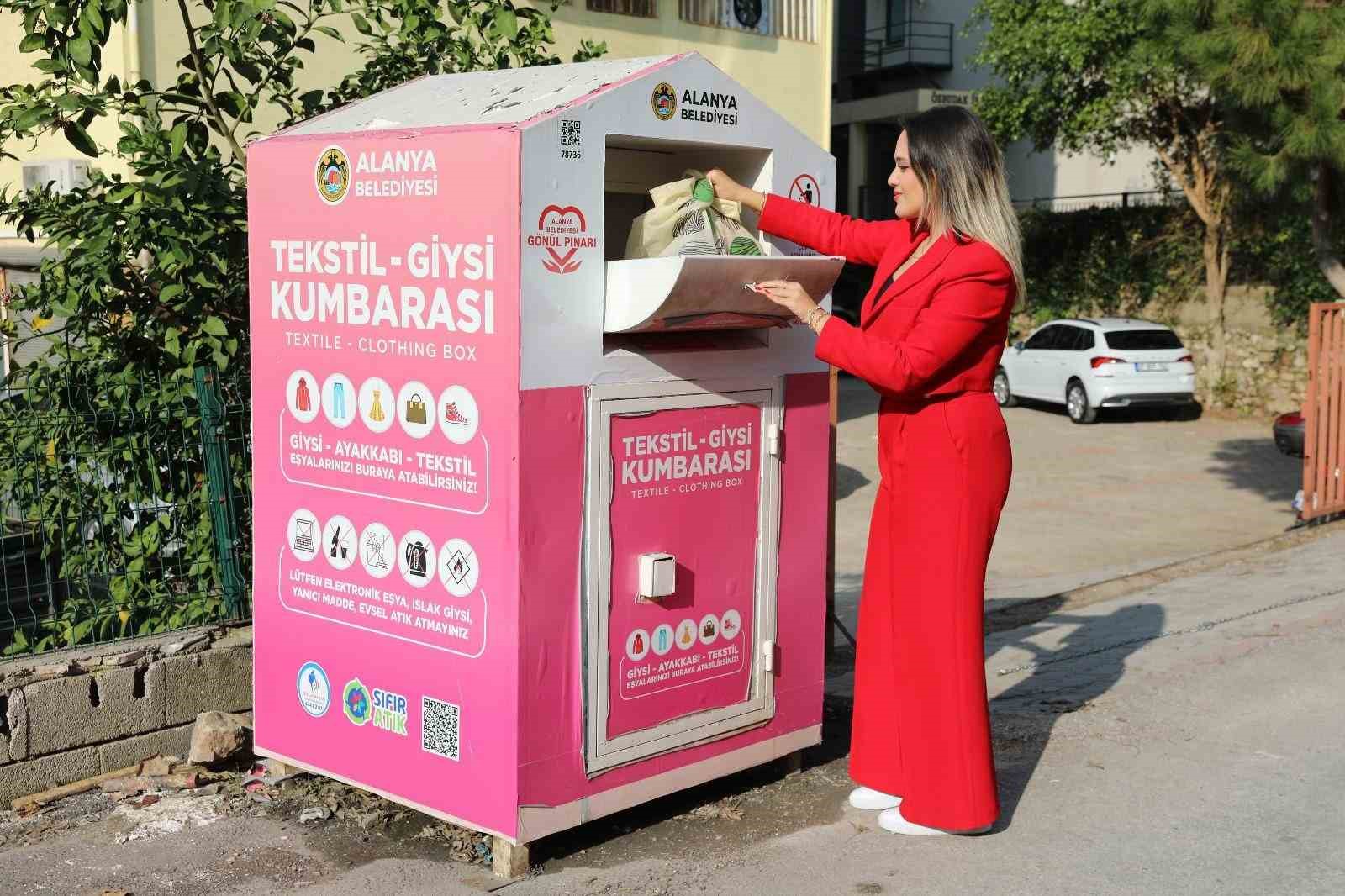 Alanyada Tekstil Atıkları Giysi Kumbarasıyla Geri Dönüştürülüyor