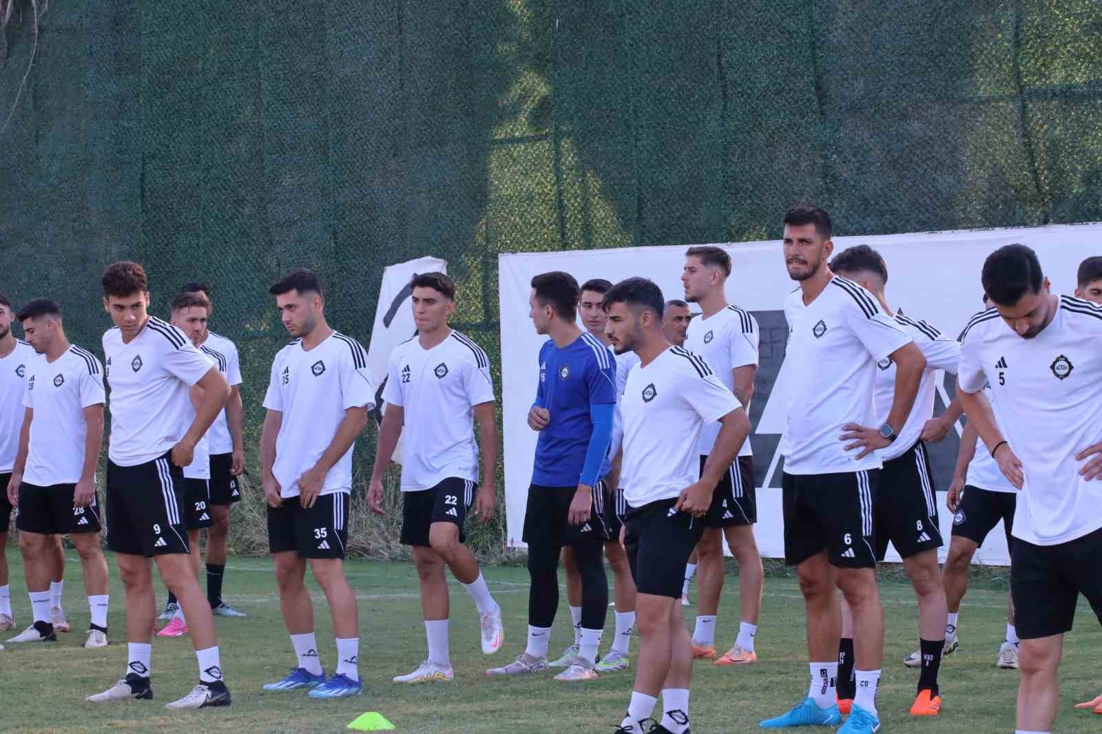 Altay, Deplasmanda Var, Evde Yok