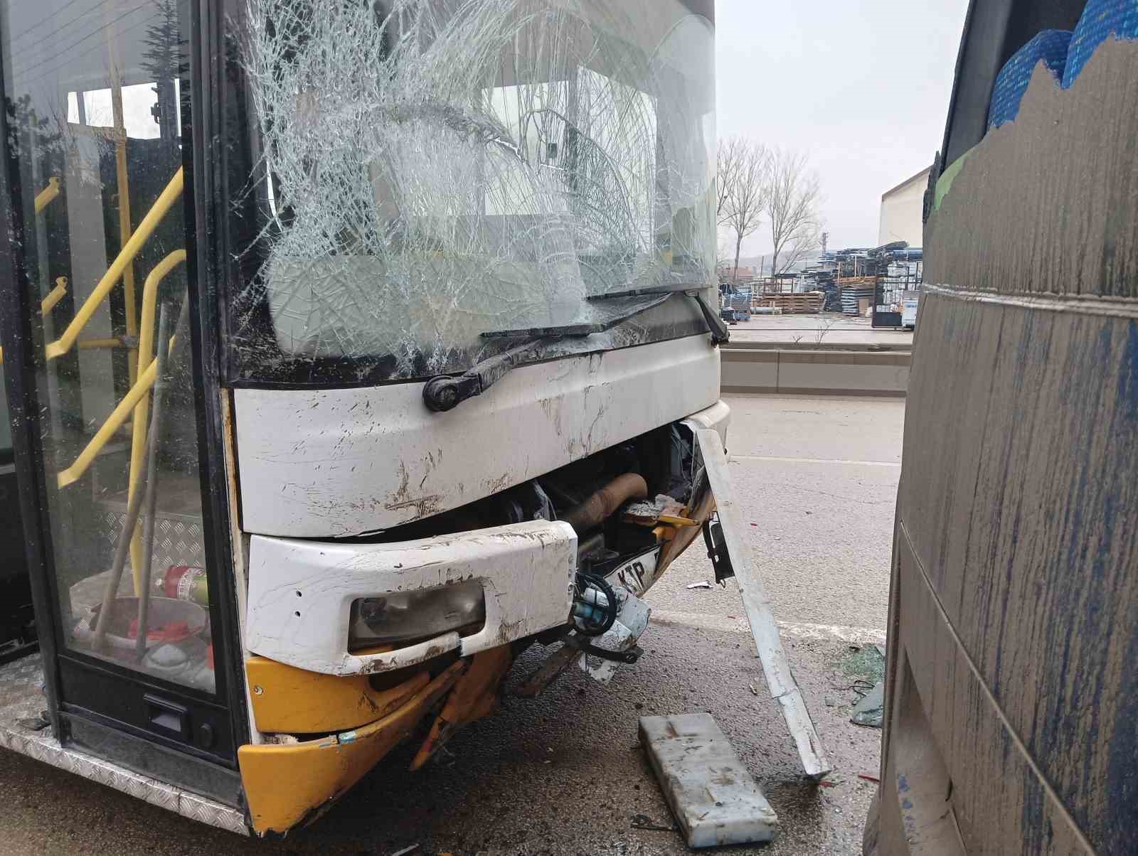 Ankarada 4 Araçlı Zincirleme Kazada Yaralı Sayısı 33E Yükseldi