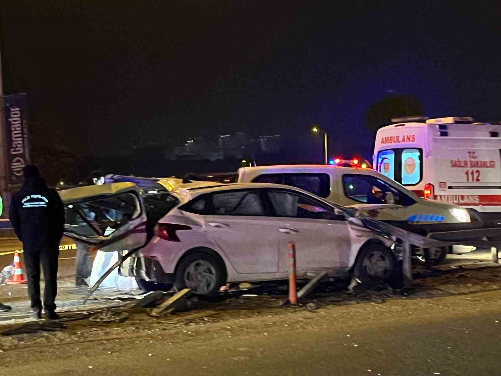 Ankarada Kontrolden Çıkan Otomobil Bariyerlere Saplandı: 1 Ölü