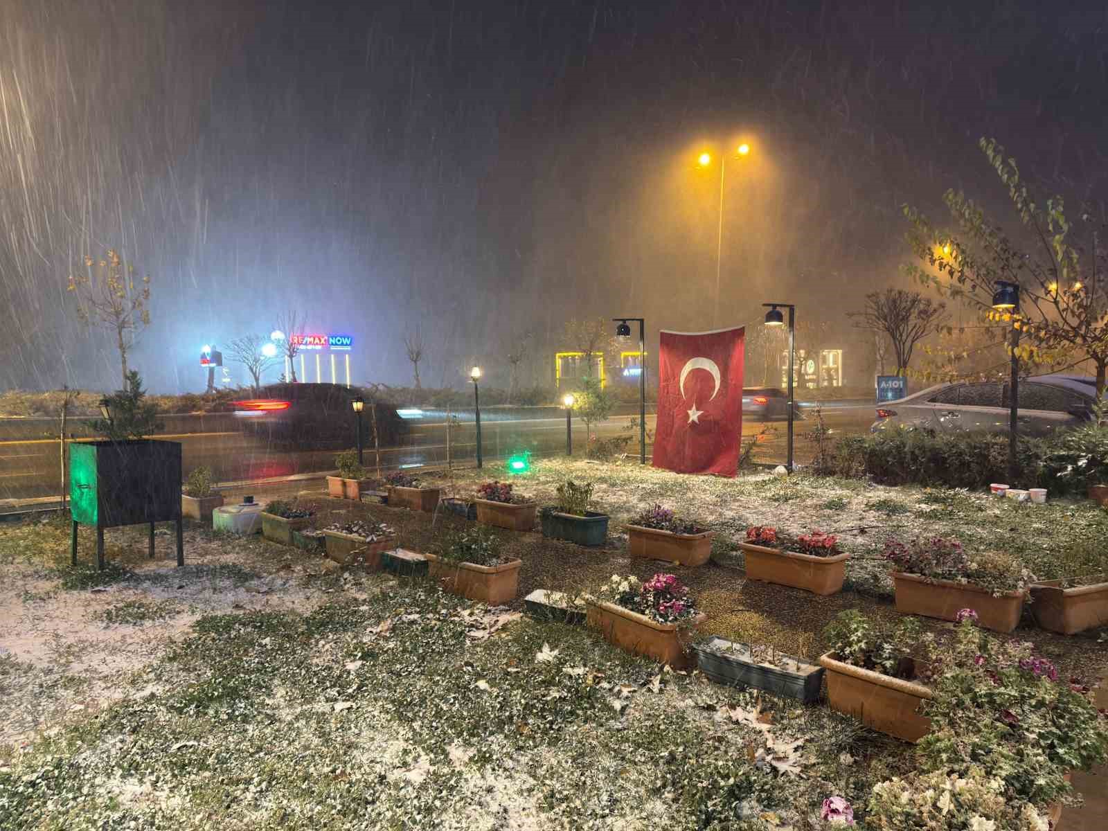 Ankaranın Yüksek Kesimlerinde Kar Yağışı  Etkili Oldu