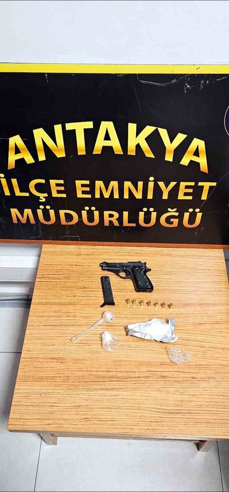 Antakyada Durdurulan Araçta Uyuşturucu Ve Silah Ele Geçirildi