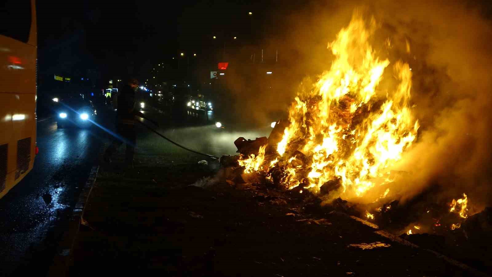 Antalyada Geri Dönüşüm Kamyonundaki Atıklar Alev Aldı, Dumanlar Sürücülere Zor Anlar Yaşattı