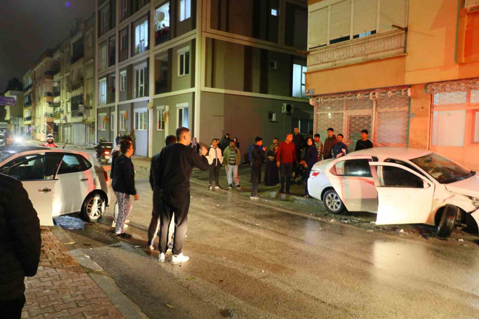 Antalyada İki Otomobil Sokak Keşiminde Çarpıştı: 2 Yaralı