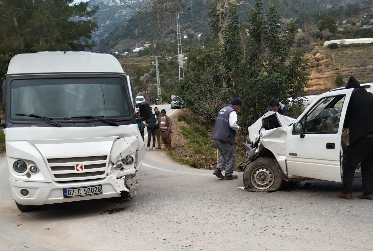 Antalyada Öğrenci Servisi İle Kamyonet Çarpıştı: 21İ Öğrenci 24 Yaralı