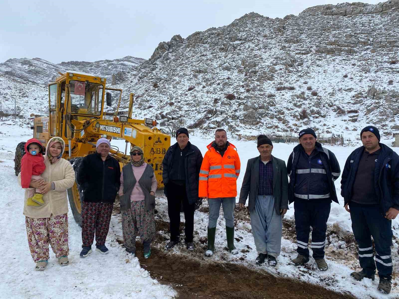 Antalyada Yaylada Kardan Mahsur Kalan Vatandaşlar Büyükşehir Ekipleri Tarafından Kurtarıldı