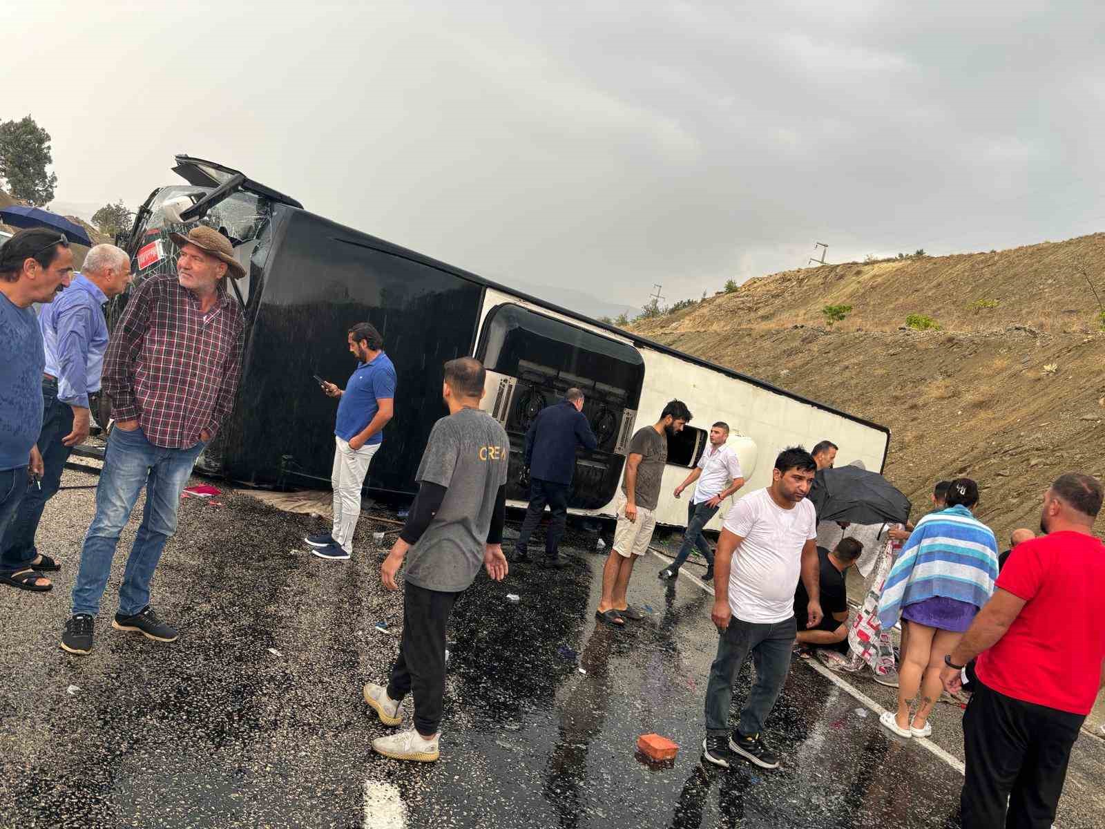 Antalyada Yolcu Otobüsü Devrildi: 10 Yaralı