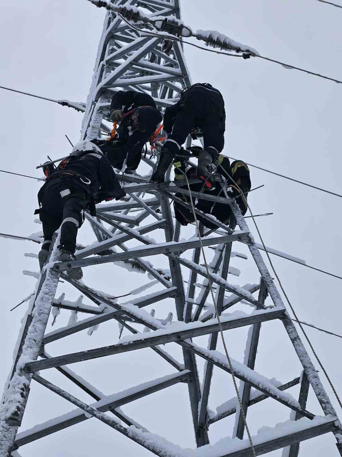 Arıza Gidermek İçin Çıktığı Elektrik Direğinde Akıma Kapıldı