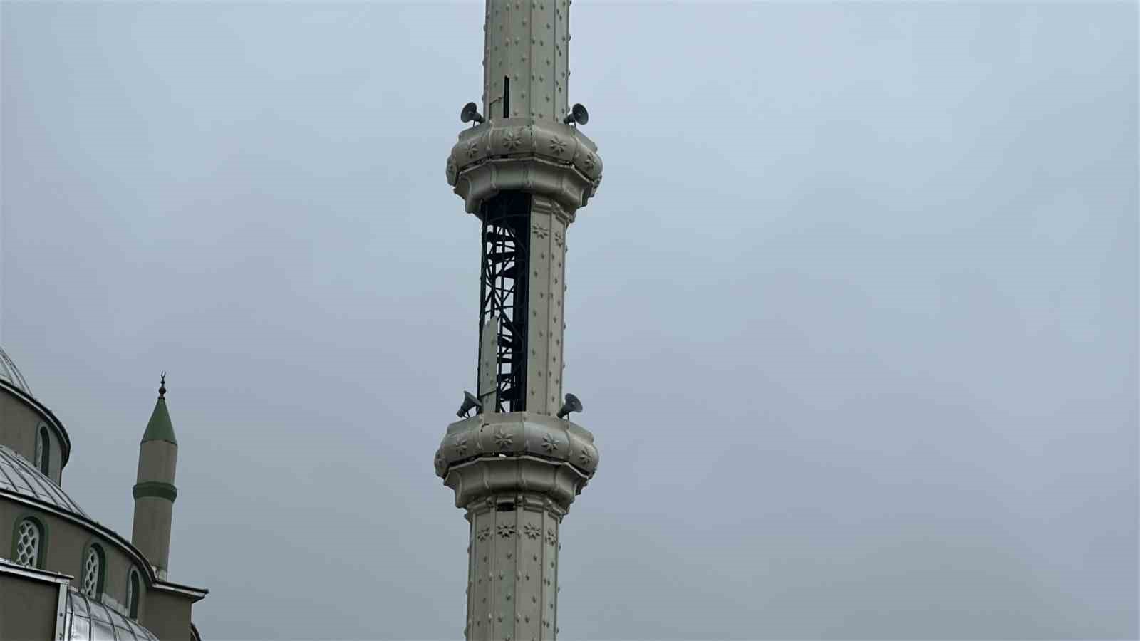 Arnavutköyde Lodos, Cami Minaresinin Parçalarını Uçurdu