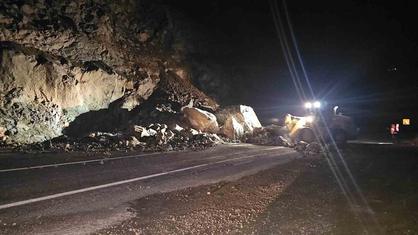 Artvinde Gece Meydana Gelen Heyelan Karayolunu Ulaşıma Kapattı