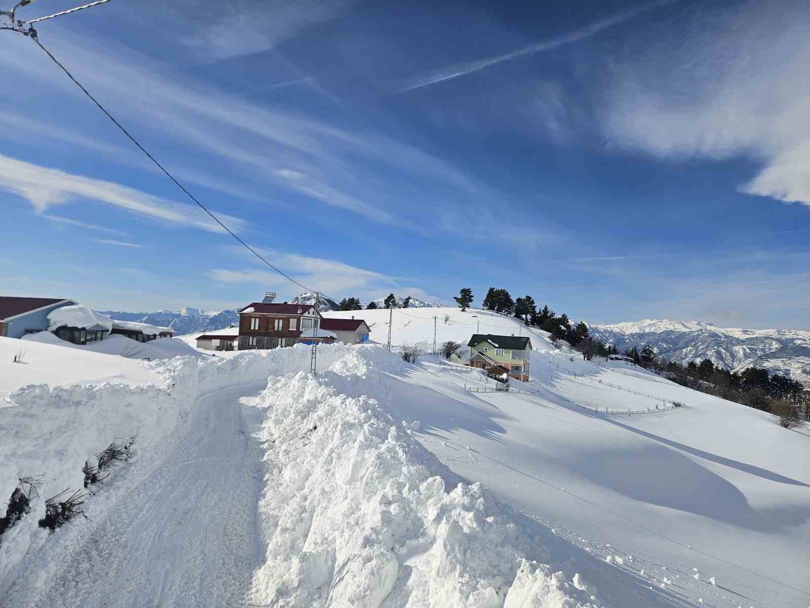 Artvinde Kar Kalınlığı 3 Metreyi Aşan Köyün Yolu 10 Gün Sonra Açıldı