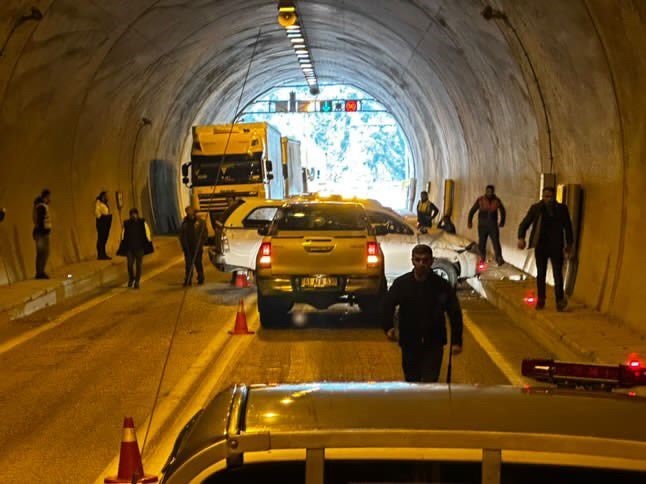 Artvinde Tünel İçinde Trafik Kazası: Biri Bebek 3 Yaralı