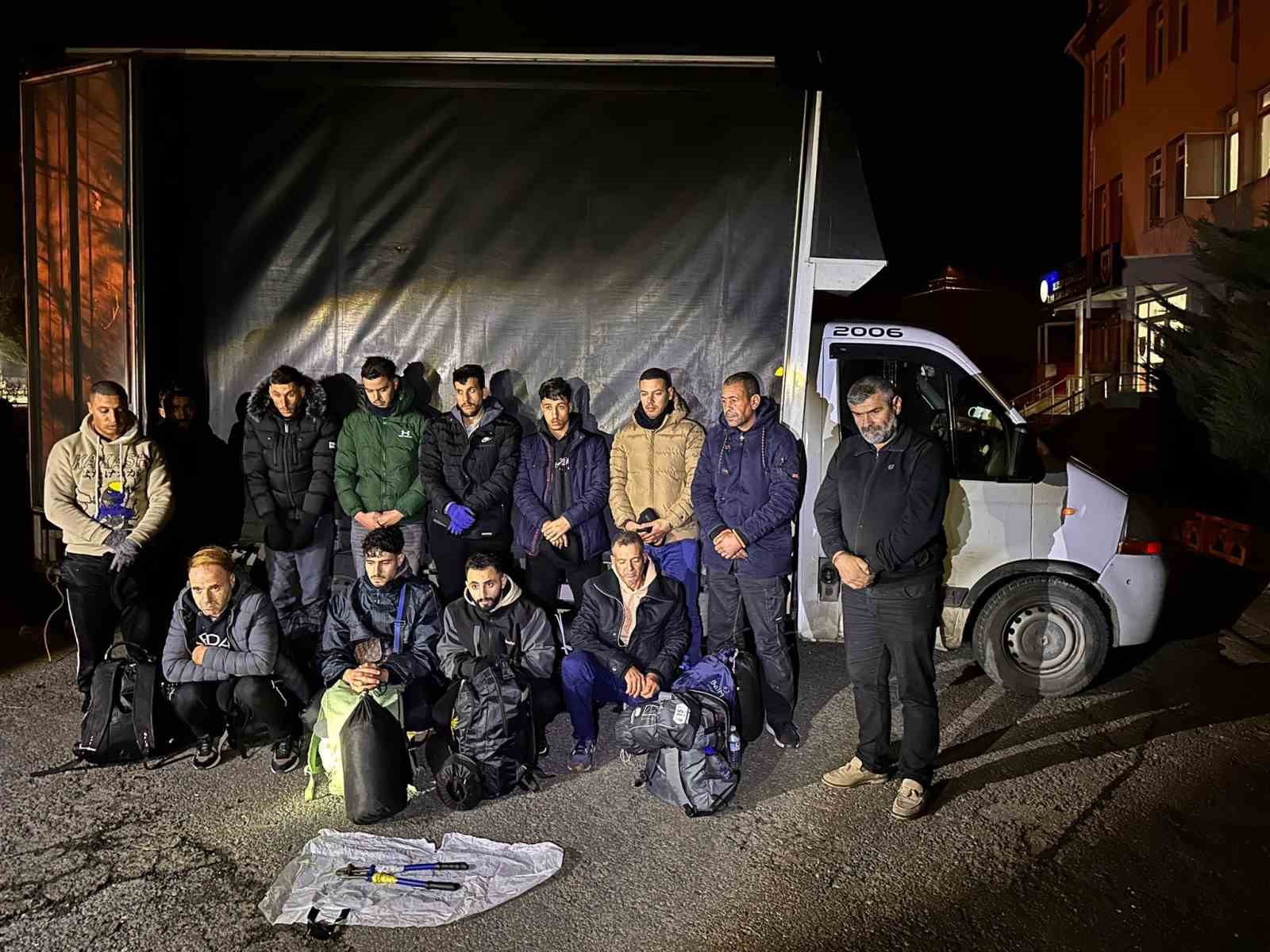 Avrupa Otoyolunda Göçmen Kaçakçılığı Operasyonu: 28 Kaçak Göçmen Yakalandı