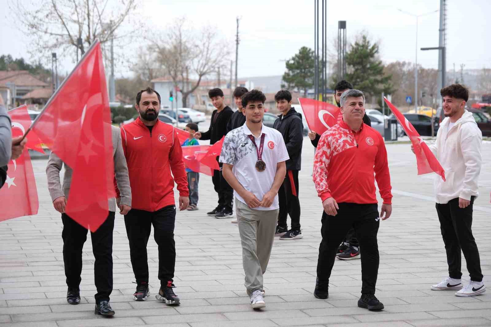 Avrupa Üçüncüsü Güreşçiye Coşkulu Karşılama