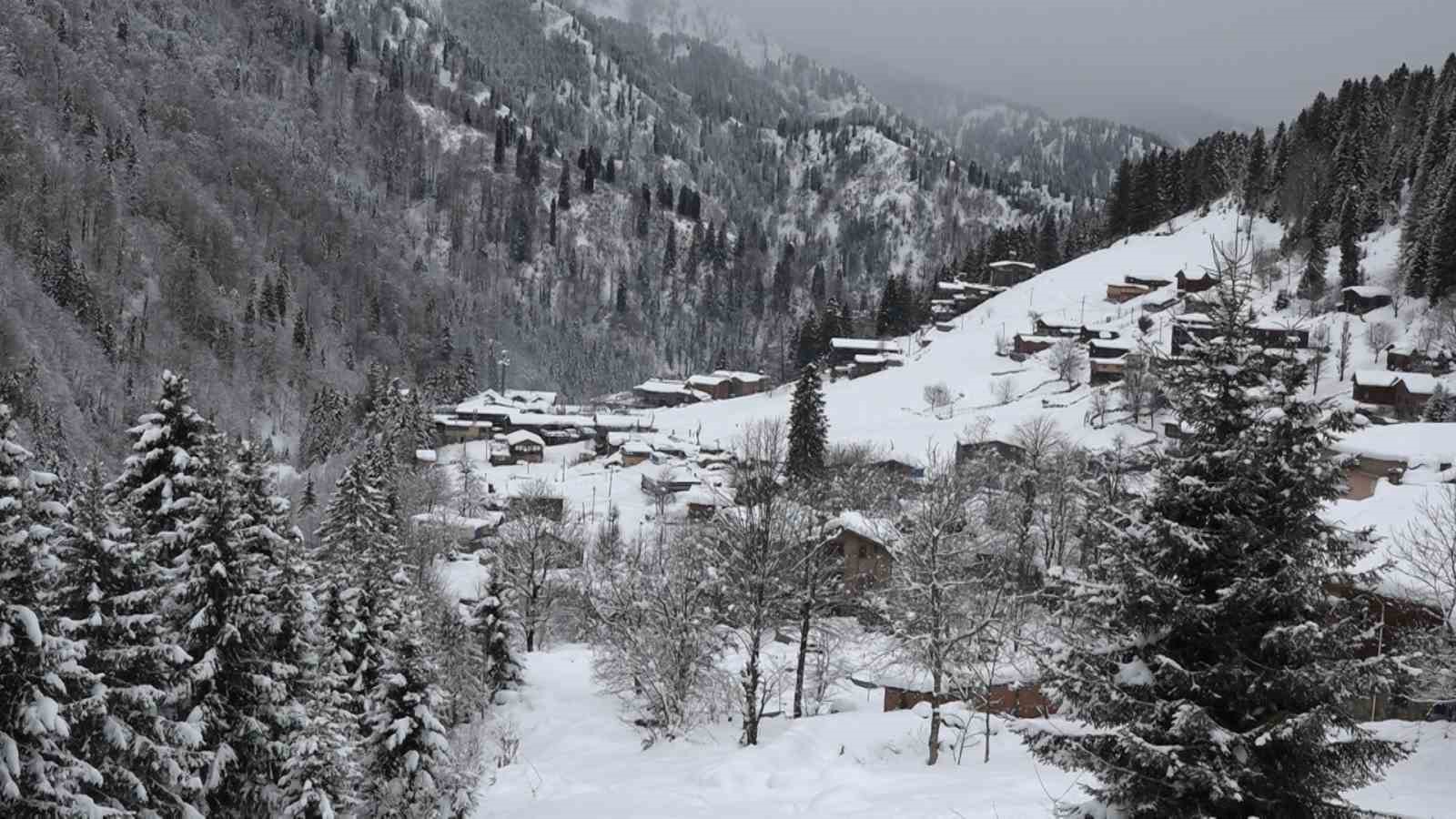 Ayder Yaylasında Günlerdir Devam Eden Kar Yağışı Hem Ziyaretçileri Hem İşletmecileri Mutlu Ediyor