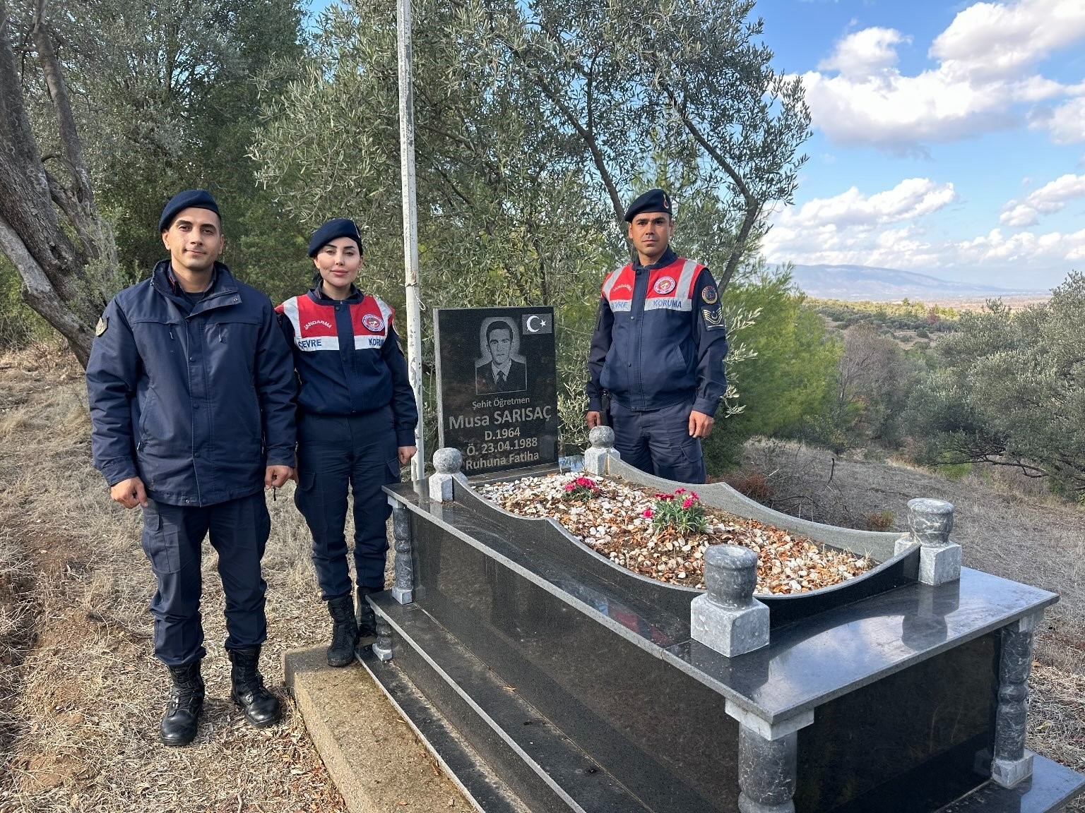 Aydın Jandarması Şehit Öğretmen Sarısaçı Unutmadı