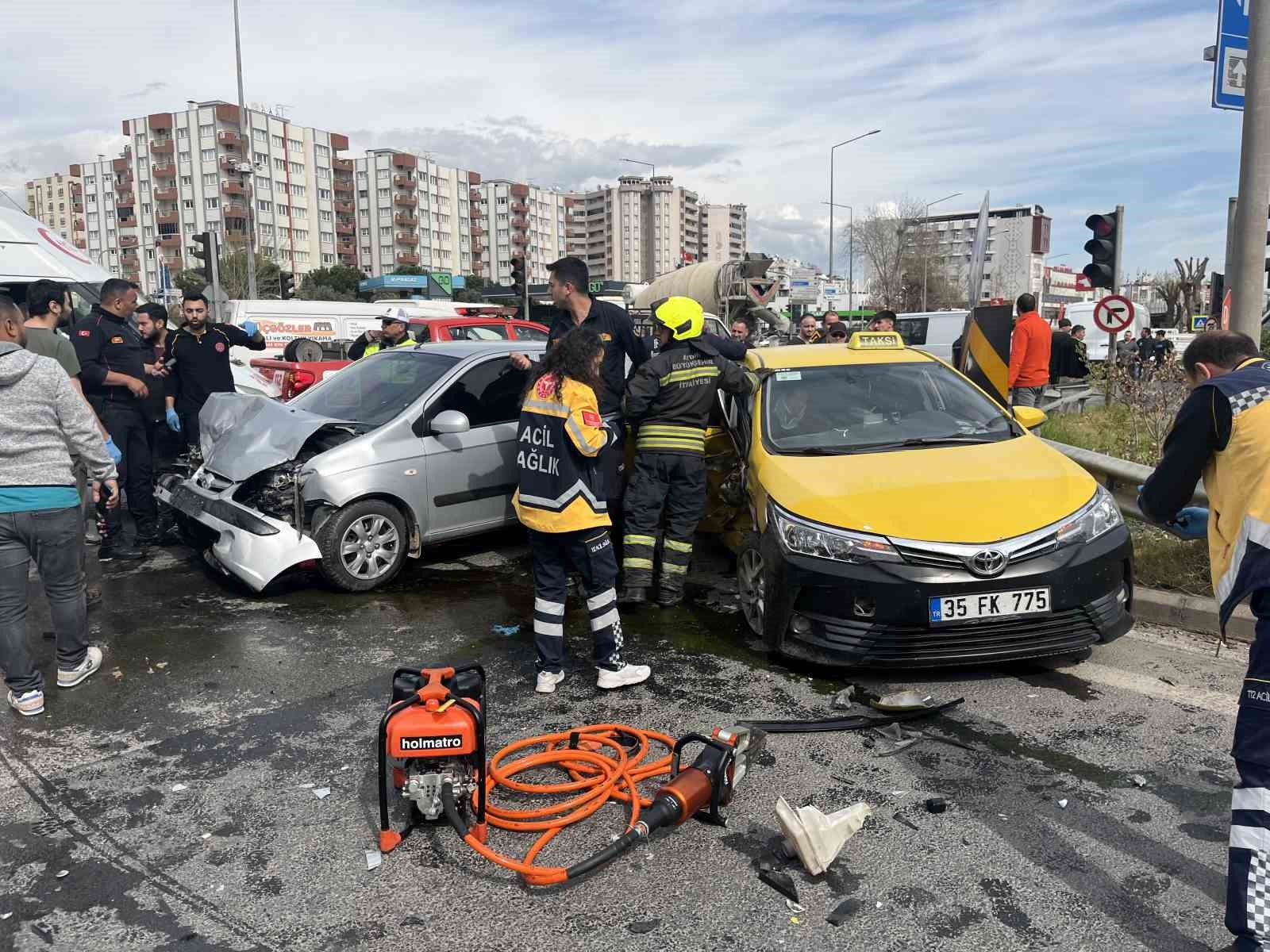 Aydında Taksi İle Otomobil Çarpıştı: 2 Yaralı