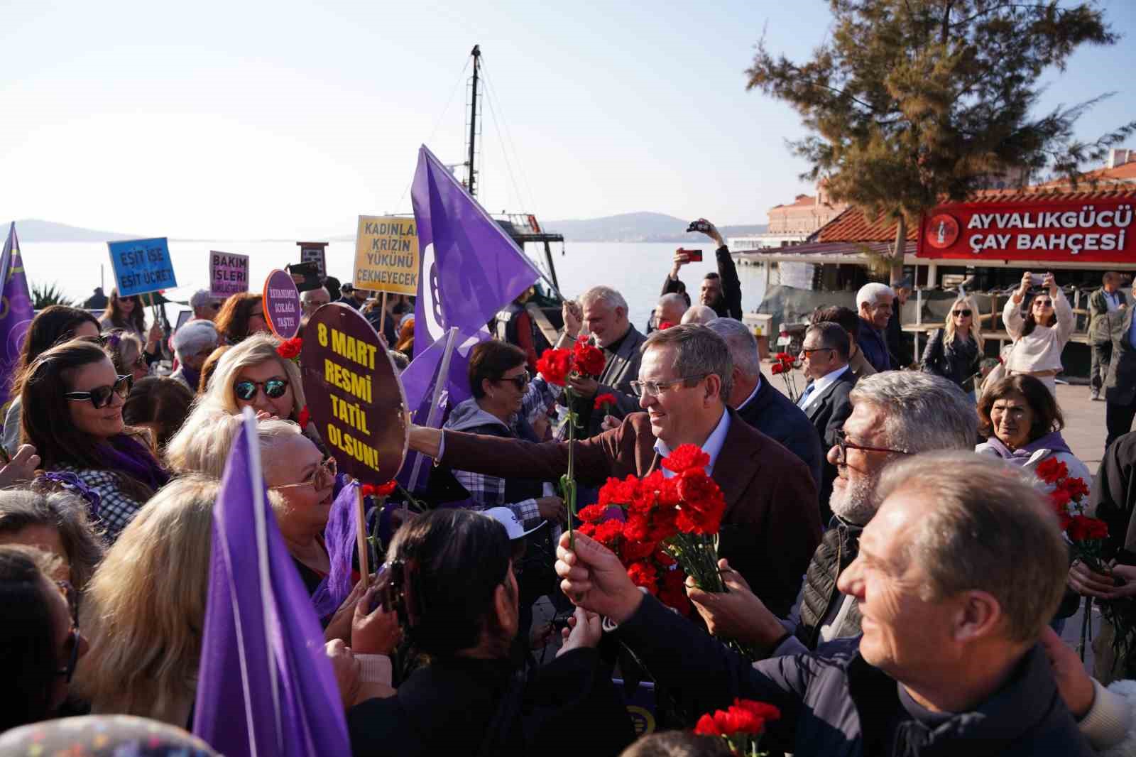 Ayvalıkta 8 Mart Kadınlar Günü Coşkuyla Kutlandı