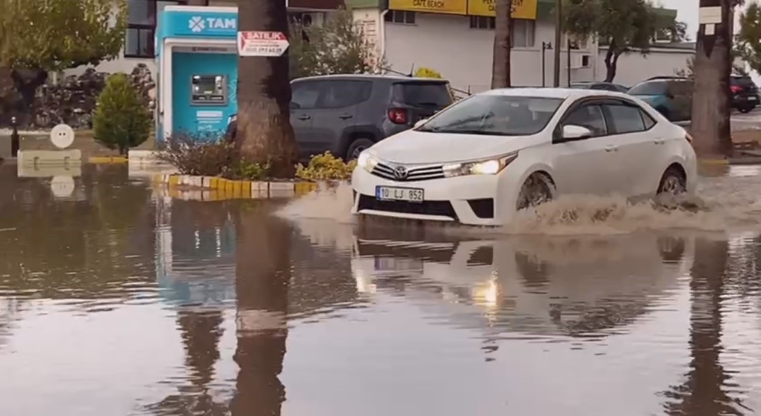 Ayvalıkta Sağanak Yağış