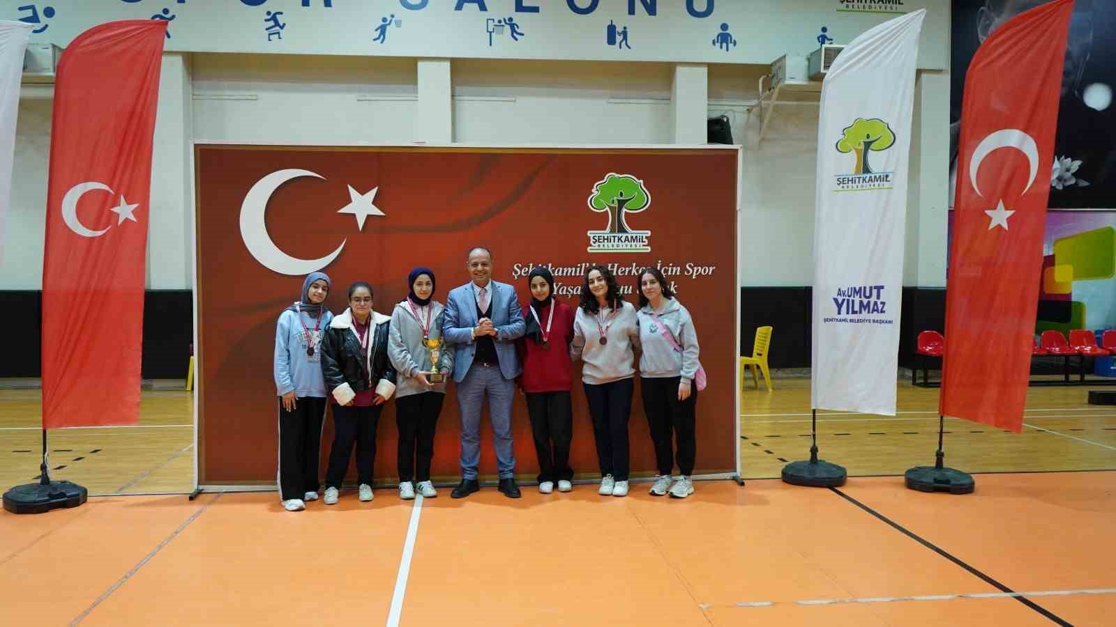 Badminton Kurtuluş Kupasında Şampiyonlar Belli Oldu