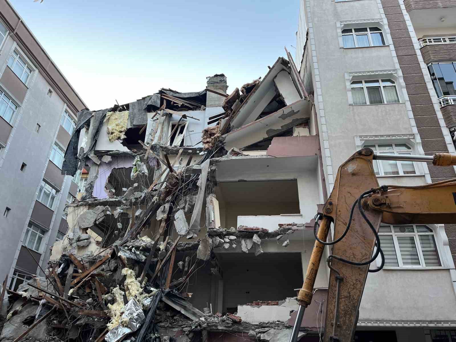 Bahçelievlerde Kentsel Dönüşüm Çalışmaları Sırasında Bitişikteki Binanın Kolonları Zarar Gördü