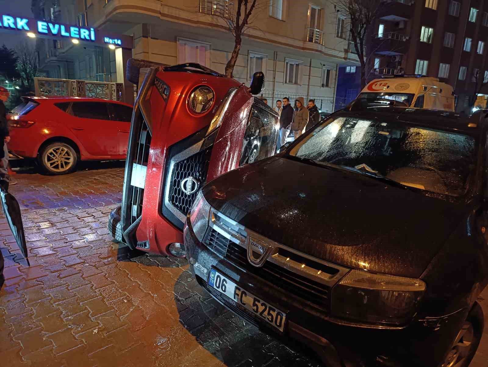 Bahçelievlerde Önüne Kedi Çıkan Sürücü İki Araca Çarptı