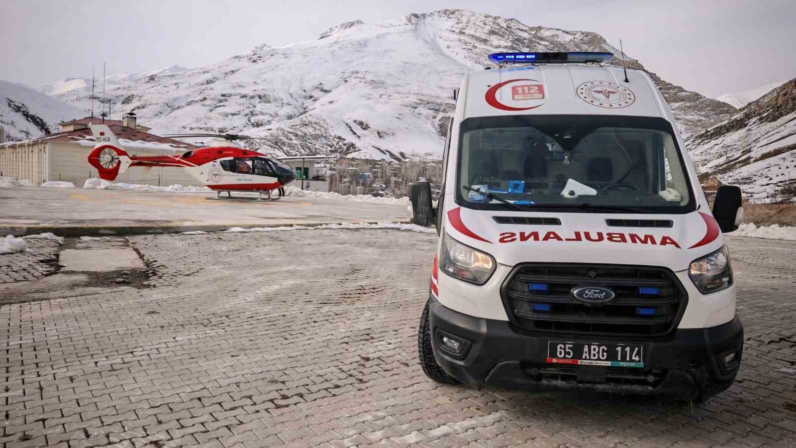 Bahçesarayda 65 Yaşındaki Hasta Helikopter Ambulansla Vana Sevk Edildi