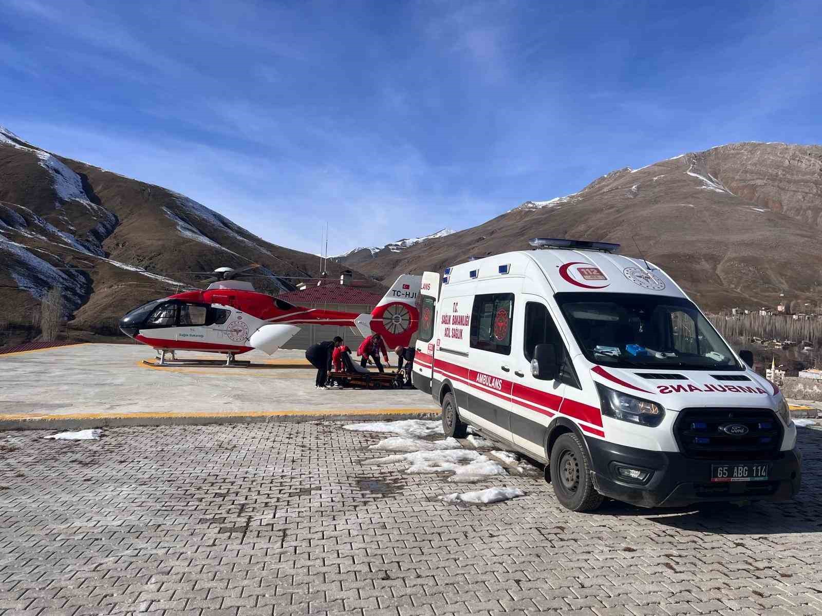 Bahçesarayda Hamile Kadın, Ambulans Helikopterle Vana Sevk Edildi