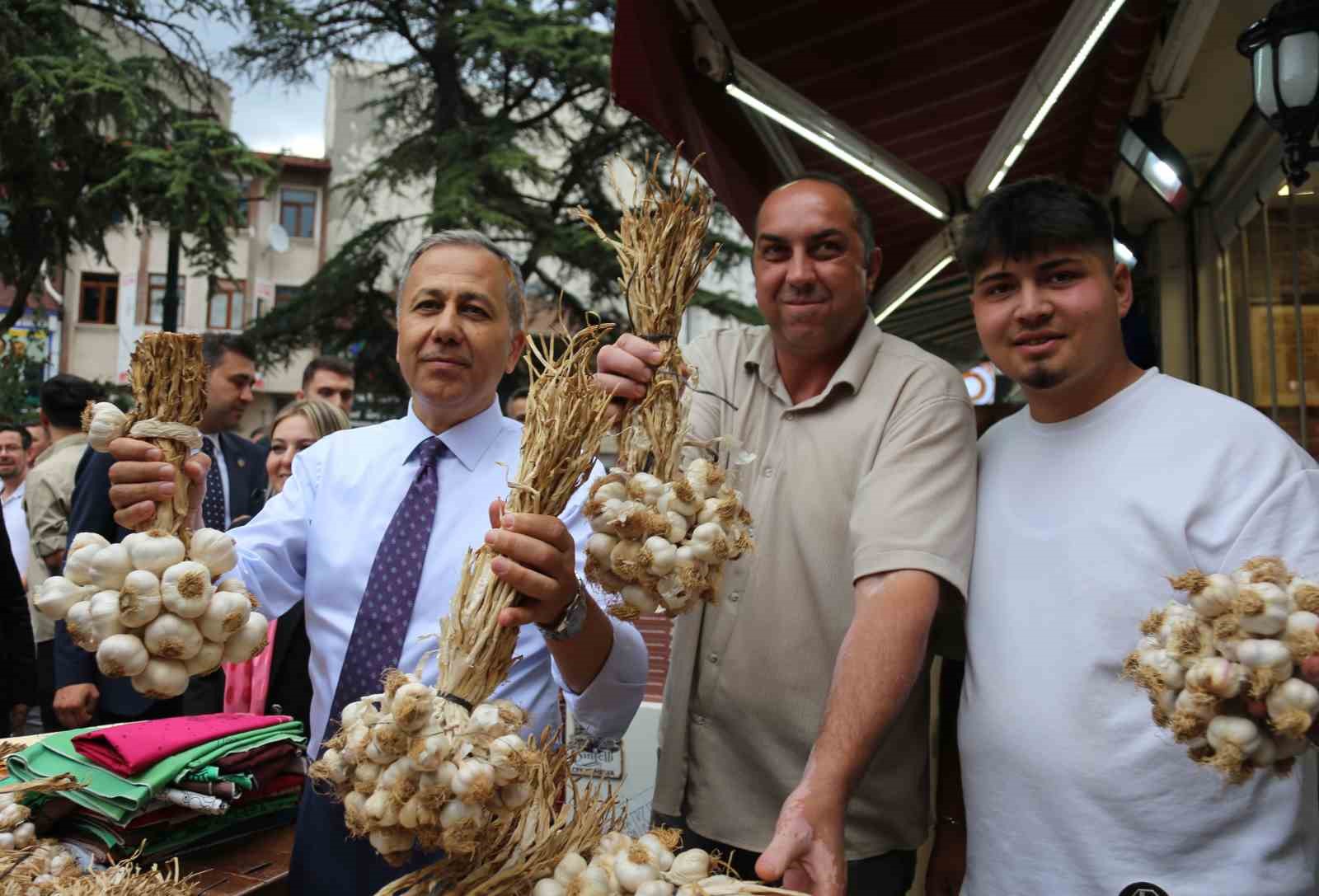 Bakan Yerlikaya, Kastamonuda Pastırma Tattı, Vatandaşlara Çekme Helva İkram Etti