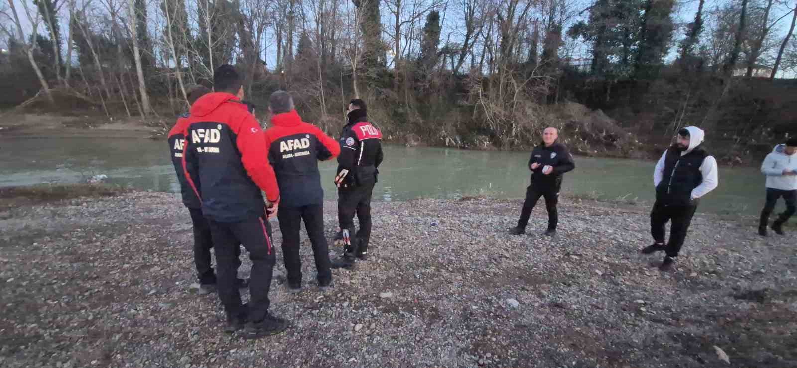 Balık Peşindeki Yunus Irmakta Mahsur Kaldı