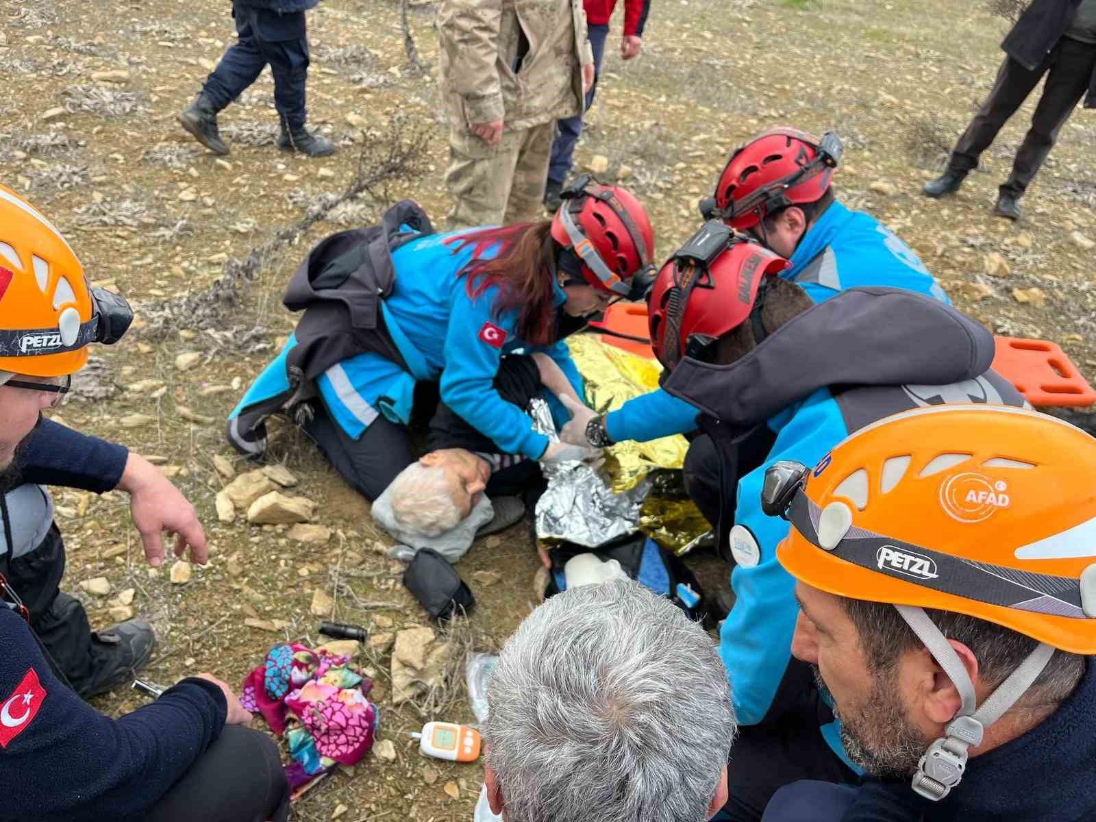 Balıkesirde Arazide Kaybolan Yaşlı Kadın Sağ Olarak Bulundu