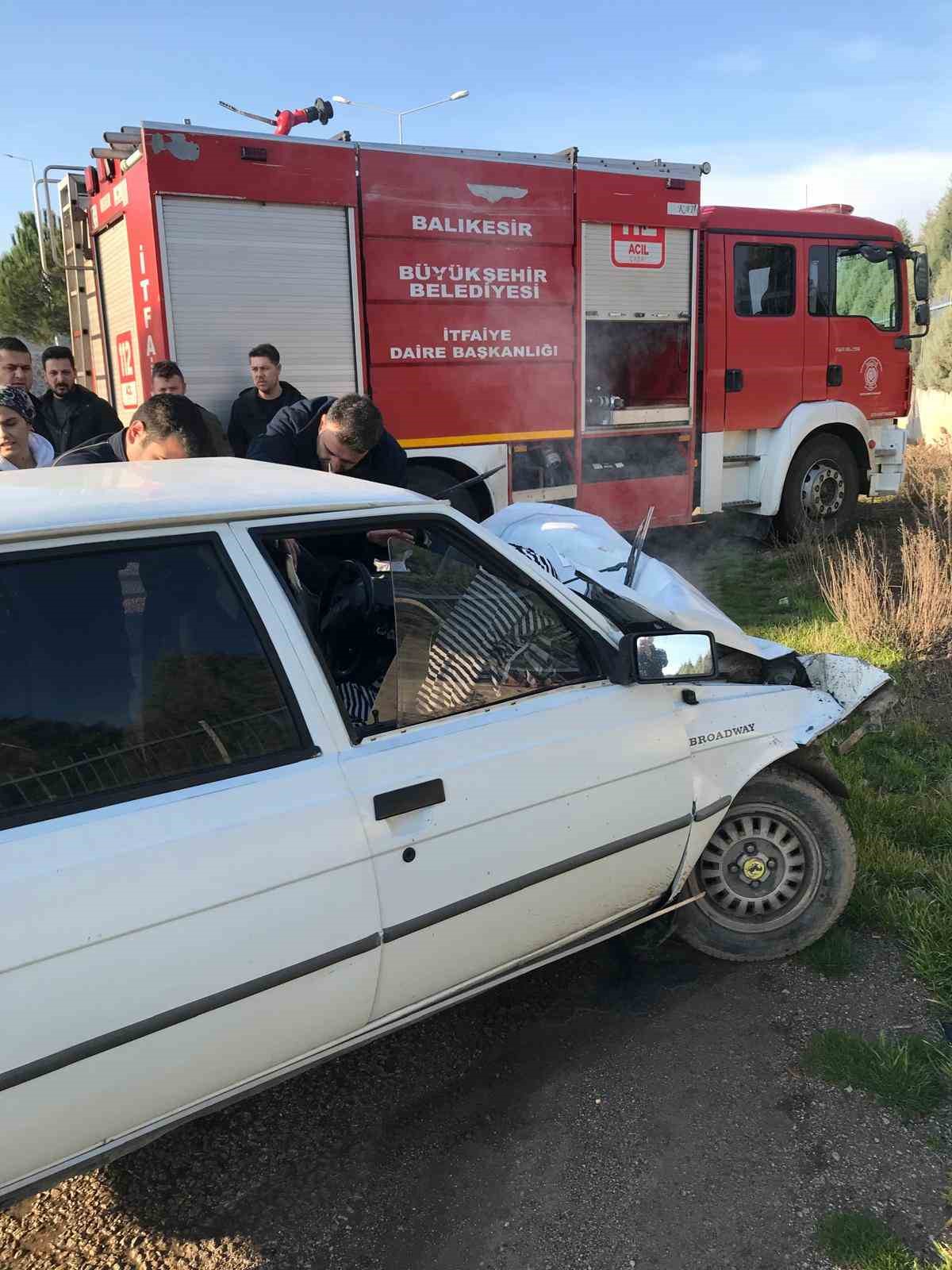 Balıkesirde Hız Yapan Otomobil Kamyona Arkadan Çarptı: 1 Yaralı