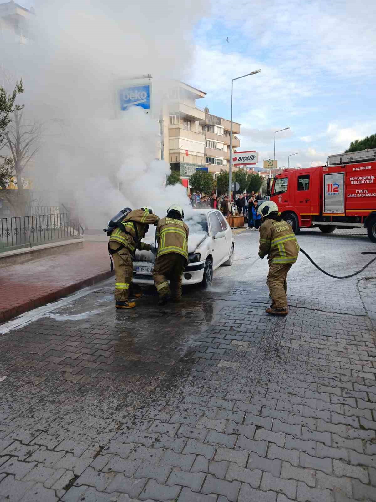 Balıkesirde Seyir Halindeki İki Araçta Yangın Çıktı